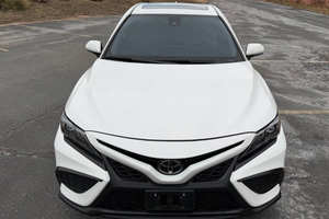 Auto Usado Económico Toyota Camry SE Nightshade 2023 con Volante a la Izquierda - Product Image 3