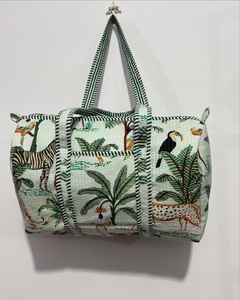 Sac de voyage à bandoulière matelassé en coton avec deux poignées Floral Kantha Design Open Closure Shopping Bag - Product Image 3