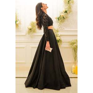Robe en satin Laia - Tissu en polyester élégant et brillant - Product Image 3