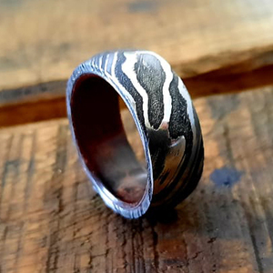 Anillo de acero de Damasco martillado audaz con capas de alto contraste y diseño de banda de ajuste cómodo Alianza DE BODA clásica de acero de Damasco - Product Image 6