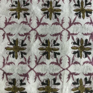 Tissu en coton imprimé à la main, motifs floraux vert olive avec treillis géométrique vin et accents noirs - Product Image 1
