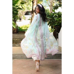 QALAMQAR Ensemble 3 pièces style bohème collection printemps/été : chemise en mousseline imprimée et brodée avec dupatta en soie et pantalon - BIC-042 - Product Image 3