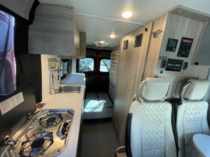 Camping-car familial de luxe WINNEBAGO SOLIS 59PX d'occasion 2023, Euro 5, 4-6 passagers, sol en acrylique blanc, four à micro-ondes, lit - Product Image 3