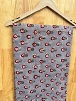 Tissu en coton pur gris de qualité supérieure avec motifs floraux rouges imprimés à la main et feuilles vert foncé, motif continu