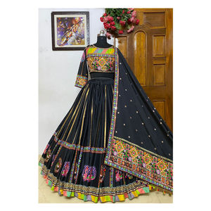 Lehenga Choli en soie de beurre lourd de vêtements de mariage de créateur de mode avec le vrai travail de miroir du fournisseur et de l'exportateur énumérés supérieurs - Product Image 1