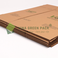 Cartons de grands emballages en carton ondulé Boîtes en carton ondulé Boîte en carton extra large ondulée à la main isolée au Vietnam