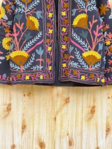 เสื้อแจ็คเก็ตฤดูหนาวลำลองสำหรับผู้หญิงอินเดีย สีน้ำเงินเข้ม ผ้าฝ้าย ปักลายซูซานีด้วยมือ ระบายอากาศได้ดี เป็นมิตรกับสิ่งแวดล้อม ตกแต่งด้วยกระดุม - Product Image 5