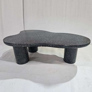 Table basse artisanale dotée d'une surface métallique distinctive et d'un design contemporain, idéale pour les intérieurs de maison modernes - Product Image 5