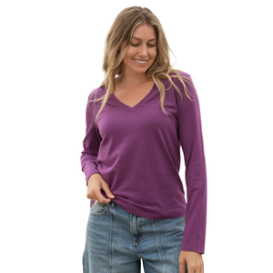 Maglietta da Donna a Maniche Lunghe con Scollo a V in Prugna, 100% Cotone Organico di Lusso Pre-Ristretto Certificato GOTS, Vestibilità Classica Premium Morbida - Product Image 3