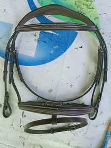 Bride de cheval équestre rembourrée et douce durable avec cristaux de roche et dessus en cuir verni Fournisseur en gros d'Inde - Product Image 2