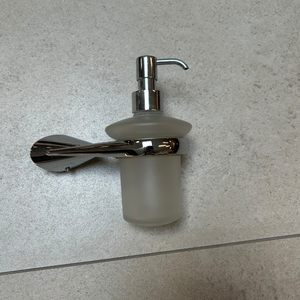 Dispensador Hecho de Vidrio Esmerilado y Metal Cromado Pulido que Combina un Diseño Elegante y una Funcionalidad Duradera - Product Image 5