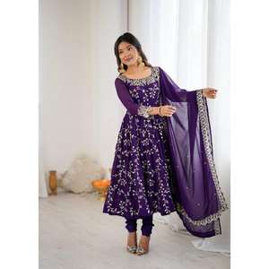 La elegancia se une a la tradición. El color Mehndi combinado con un dupatta multicolor bellamente bordado. - Product Image 1