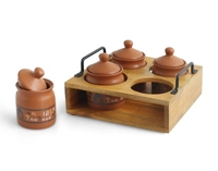 Warli Village Tales Ensemble de bocaux à cornichons et chutney en céramique multi-usages avec support en bois Ensemble de 4 pots à condiments en céramique