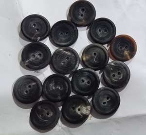 Boutons ronds plats faits à la main en corne de buffle écologiques pour chemises, costumes et blazers - Product Image 1