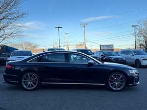 Magnifique Audi S8 4.0T quattro bleue 2023 d'occasion avec toit ouvrant, pack exécutif, démarrage à distance, sièges en cuir, jantes en alliage, navigation - Product Image 3