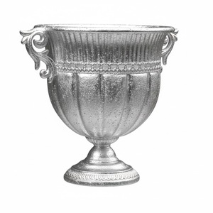 Urnes de jardin en métal vert olive élégantes, fleurs, vase décoratif moderne pour l'extérieur, pot de sol pour les événements et les hôtels, en vente - Product Image 3