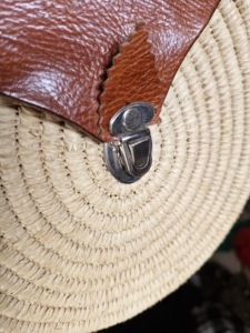 Sac bandoulière bohème marocain en paille tressée, avec rabat en cuir floral, fermeture ouverte, doublure en toile, deux sangles, pour usage quotidien, printemps - Product Image 4