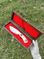 Couteau de chasse et de camping OEM en acier Damas forgé à la main, lame fixe, manche en os de chameau, lame pleine longueur, étui EDC, haute durabilité