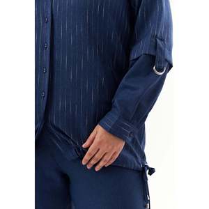 Ensemble deux pièces RMG grande taille en tissu indigo chatoyant, chemise et pantalon, avec manches à boucle D pliables et détails à œillets - Product Image 5