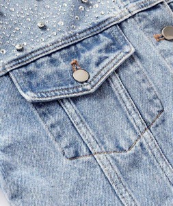 Veste en jean élégante pour femmes avec col en fourrure Veste en jean décontractée bleu clair délavée personnalisée pour femmes Veste en jean pour femmes - Product Image 3