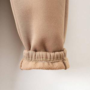 Conjunto de Chándal Estampado de Invierno Personalizado para Niños, Material Atlético Transpirable OEM con Etiqueta Privada y Personalización de Marca con Logotipo - Product Image 4