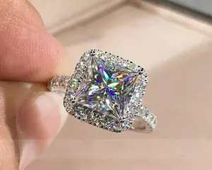 Anillo de Compromiso con Halo de Diamantes de Moissanita de Corte Princesa de 2 Quilates - Product Image 6