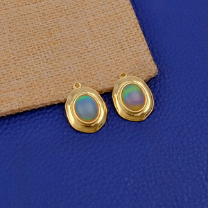 Fabriqué à la main anti-ternissement plaqué or organique martelé Labradorite pendentif ovale charme élégant pour bijoux de fête et créations de bricolage - Product Image 5