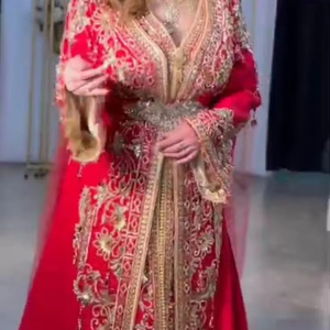 DERNIÈRE ET ÉLÉGANTE DESIGNER BEAU TRAVAIL DE BRODERIE ZARI DORÉ LOURD SUR ROBE CAFTAN AVEC POUR VÊTEMENTS DE FÊTE & Mariage = 2024 - Product Image 1