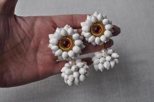 Ensemble de bijoux Mehndi à fleurs blanches faites à la main avec des coquillages de cauris bijoux Mayo artificiels pour les mariages et les cérémonies religieuses de l'Islam - Product Image 4