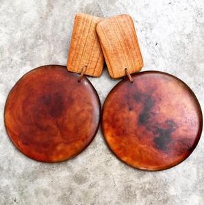 Pendientes de Madera y Resina de Calidad Sostenible, Pendientes de Gota en Forma de Media Luna con Forma Redonda, Geométricos, al Mejor Precio - Product Image 1