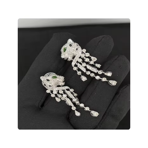 Boucles d'oreilles Hip Hop en diamants naturels de style panthère pour femmes certifiées IGI en or blanc pour les tenues de soirée Collection exclusive - Product Image 1