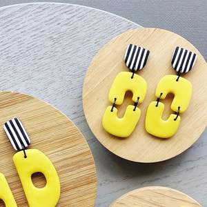 Boucles d'oreilles créoles minimalistes en résine pour cadeaux - Product Image 1