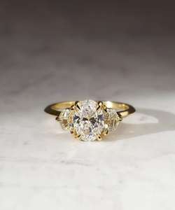 Bague de fiançailles en moissanite taille ovale brillante, or jaune 14 carats, trois pierres, bague de mariée de luxe, bijoux fins pour elle - Product Image 1