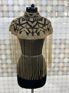 เสื้อคลุมทรงเบอร์เลสก์ประดับด้วยลูกปัดและไข่มุกปักเลื่อมด้วยเส้นสายที่สวยงามสง่างามในโอกาสของสโมสรที่มีความยาวถึงพื้น - Product Image 4