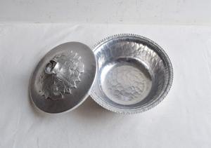 Cacerola de Acero Inoxidable con Relieve Floral y Acabado Plateado con Tapa Decorativa, Perfecta para Servir Comida Caliente y para Uso en la Mesa de Comedor - Product Image 2