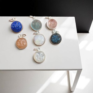 Pendentif en pierres précieuses avec cadre de lunette Technologie de sculpture sur le visage Accessoire de pendentif élégant et durable - Product Image 1