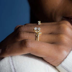 Anillo DE BODA corte Asscher para mujer con moissanita de racimo elegante Categoría de producto única - Product Image 5