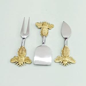 Ensemble d'épandage de fromage en acier inoxydable plaqué argent avec poignée décorative d'abeille de miel en laiton de mariage - Product Image 2