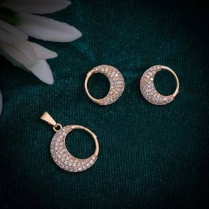 Elegante Conjunto de Colgante de Luna Creciente de Aleación para Mujer, Chapado en Oro, Diseño Minimalista Circular, Piedras de Circonia Cúbica Premium, Estilo Moderno - Product Image 2