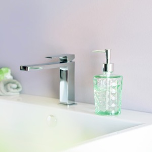 Distributeur de savon en verre Spirella « Carla » en vert, 8,5x18,5 cm - Product Image 2