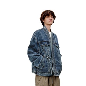 แจ็คเก็ตยีนส์ผู้ชายทรงหลวม คอวี แต่งลูกไม้ ดีไซน์ไม่สมมาตร แฟชั่นใหม่สำหรับฤดูใบไม้ร่วง ขายส่ง - Product Image 1