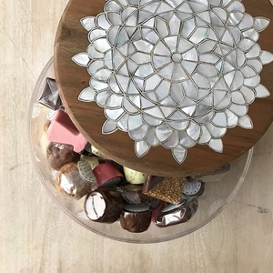 กล่องเก็บอาหารอะคริลิคเคลือบเงาทรงสี่เหลี่ยมสำหรับใส่ผลไม้อบแห้งและช็อกโกแลต พร้อมฝาปิดมุก - Product Image 4