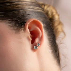 Juego de 1 par de aretes con diamantes redondos de laboratorio CTW en oro rosa, blanco y amarillo para unisex - Product Image 3