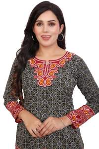 Elegante Kurti de algodón transpirable de verano para mujer con estampado floral y aberturas laterales de proveedor indio para exportación a granel - Product Image 3