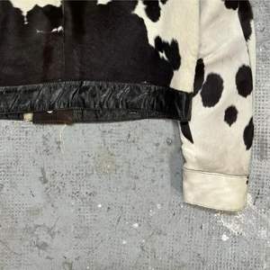 Chaqueta de Cuero Vacuno para Hombre, con Cremallera Asimétrica, Estampado de Vaca en Blanco y Negro, para Motocicleta, Ropa de Invierno - Product Image 6