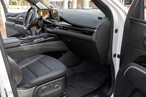 Escalade V 2023 ~3,800 Millas, Motor V8 Supercargado de 682 hp, Tracción en las Cuatro Ruedas, Sin Modificaciones - Product Image 2