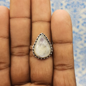 Authentique bague bohème en pierre de lune arc-en-ciel en argent sterling 925 serti de lunette artisanale en forme de larme pour les mariages - Product Image 6