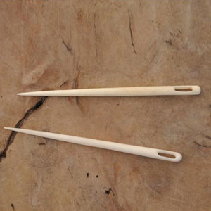 Aiguille à broder artisanale en os naturel, simple et écologique pour la couture et l'artisanat - Product Image 2