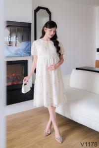 Robe de maternité d'été V1178 Confortable et douce en mousseline de soie brodée florale non décolorée pour le confort. - Product Image 2