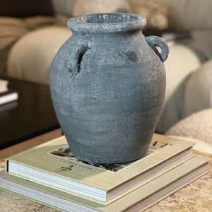 Vase à piédestal floral en or antique, style classique, en terre cuite ancienne, durable, peint à la main, style américain, biodégradable, respectueux de l'environnement - Product Image 2